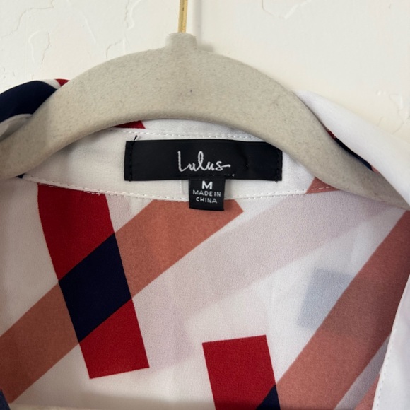 Lulu's Camrose White Geometric Print
Button-Up Long Sleeve Top Size M - Picture 7 of 14